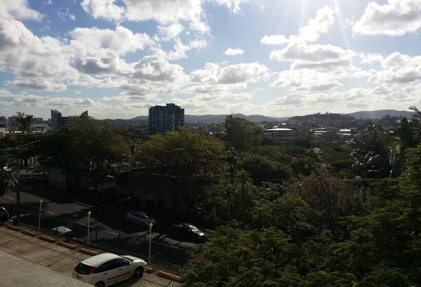 Hampton Court Apartments