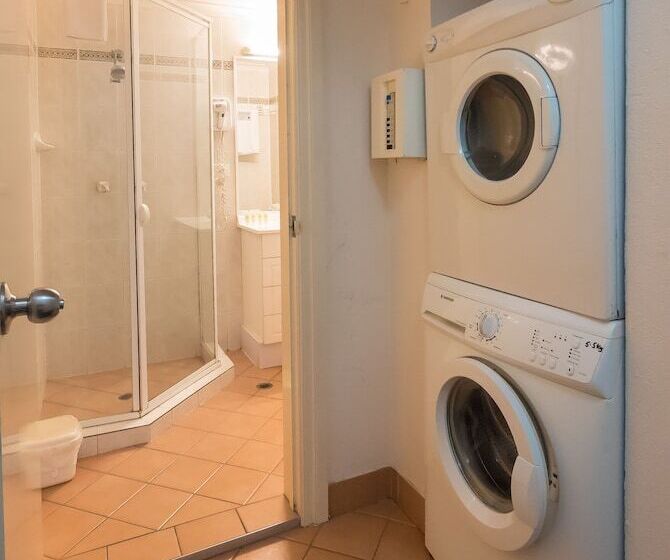 Hampton Court Apartments