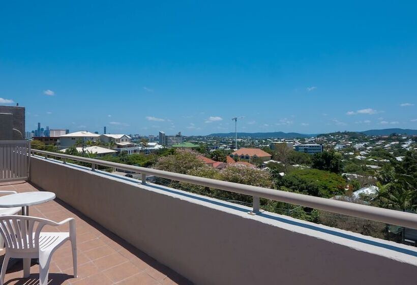 Hampton Court Apartments