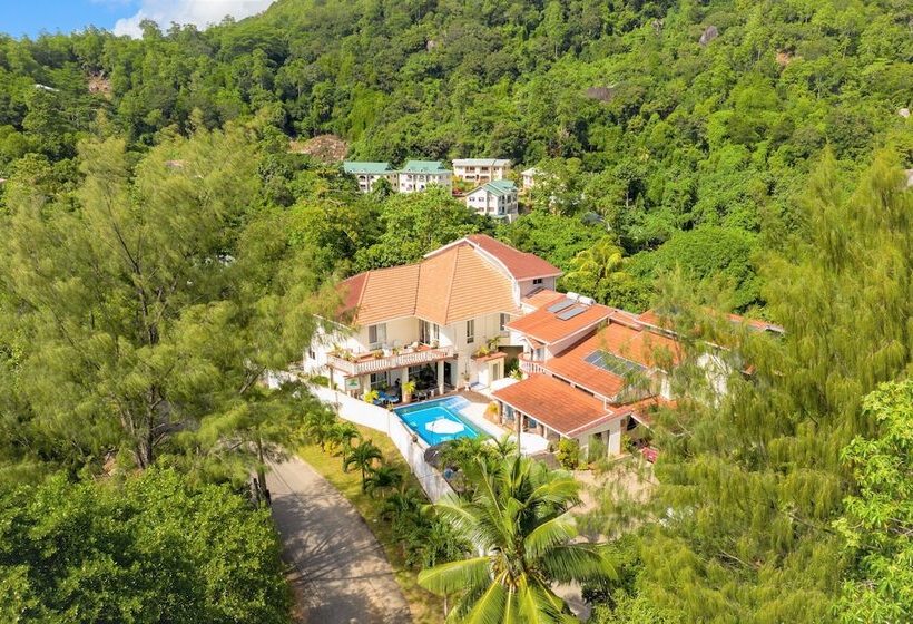 پانسیون Carana Hilltop Villa