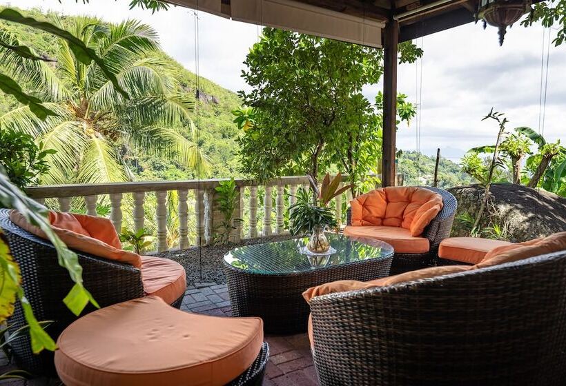 پانسیون Carana Hilltop Villa