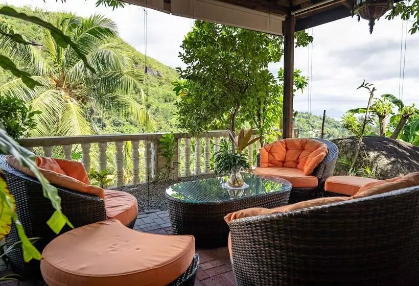 پانسیون Carana Hilltop Villa