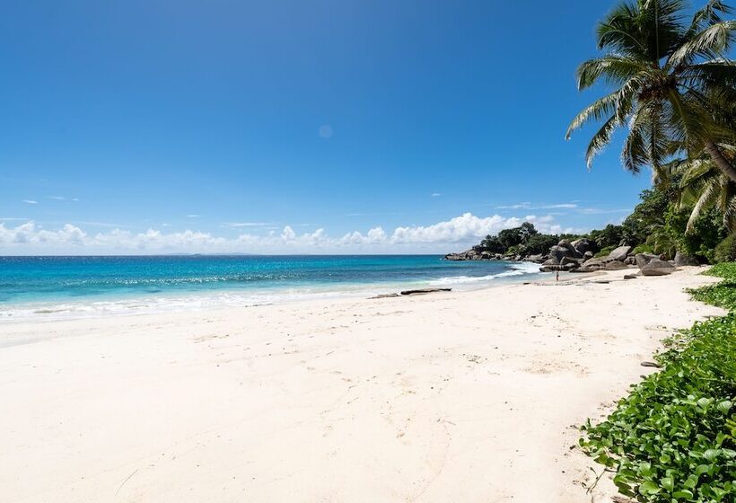 پانسیون Carana Hilltop Villa