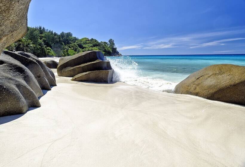 پانسیون Carana Hilltop Villa