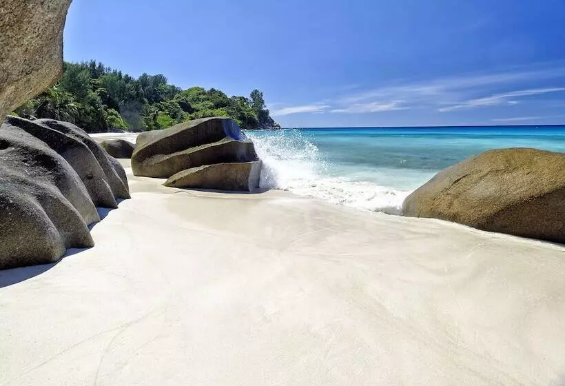 پانسیون Carana Hilltop Villa