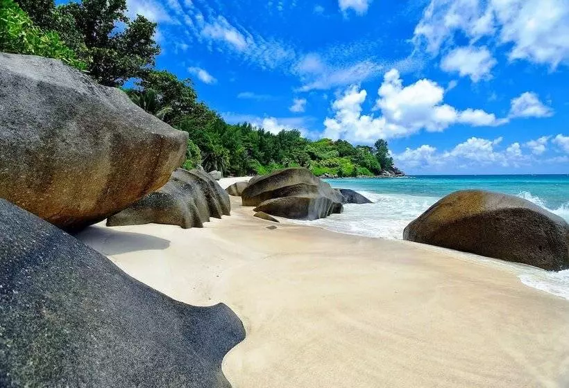 پانسیون Carana Hilltop Villa