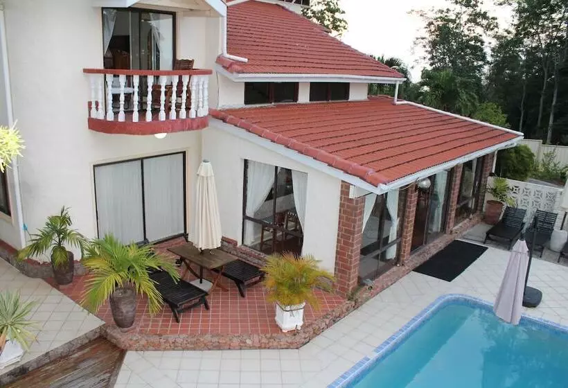 پانسیون Carana Hilltop Villa