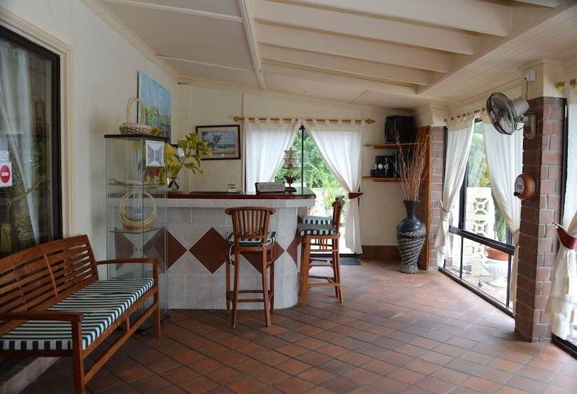 پانسیون Carana Hilltop Villa