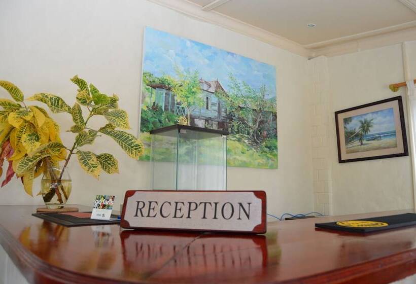 پانسیون Carana Hilltop Villa