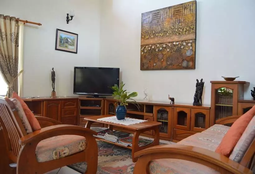 پانسیون Carana Hilltop Villa