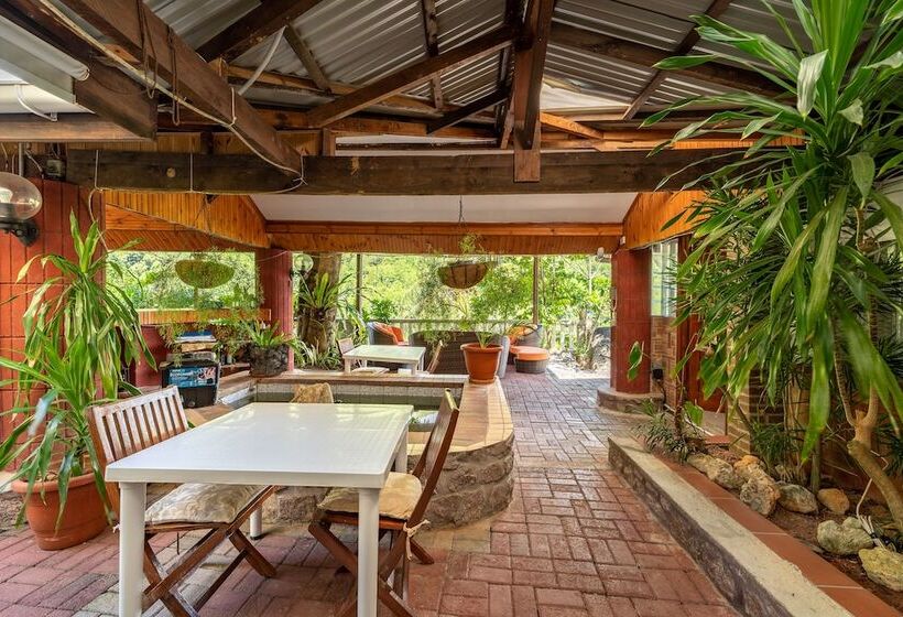 پانسیون Carana Hilltop Villa