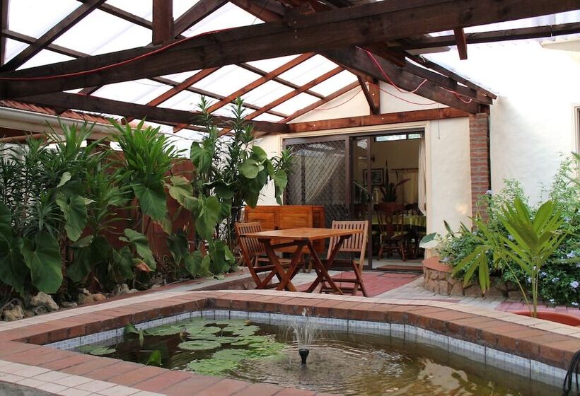 پانسیون Carana Hilltop Villa