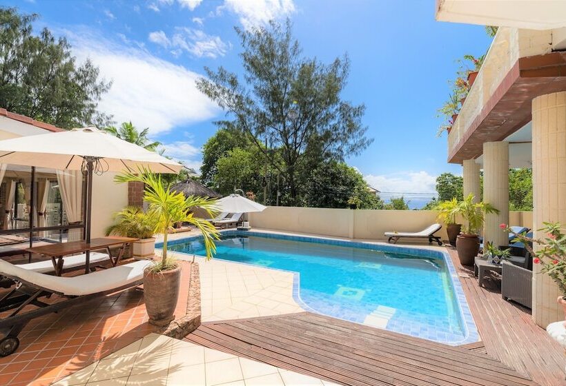 پانسیون Carana Hilltop Villa