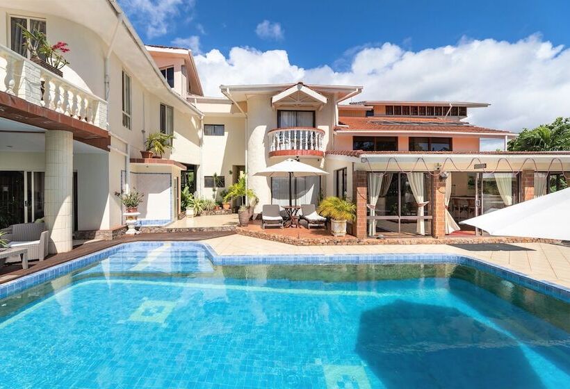 پانسیون Carana Hilltop Villa