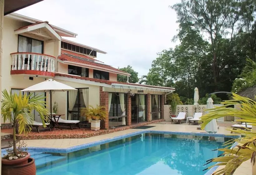 پانسیون Carana Hilltop Villa