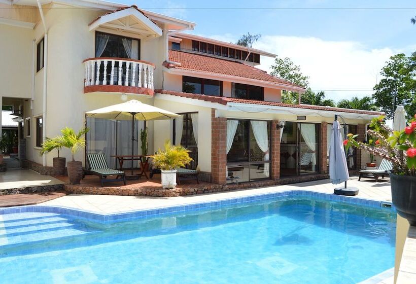 پانسیون Carana Hilltop Villa