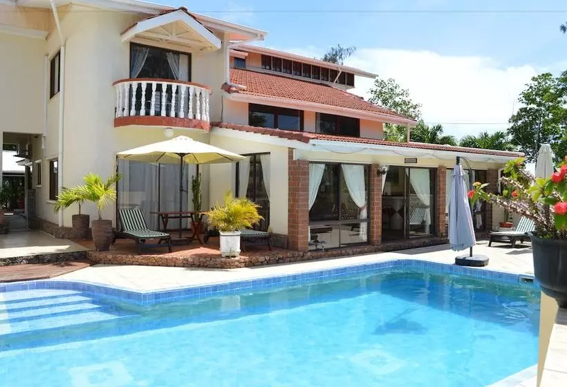 پانسیون Carana Hilltop Villa