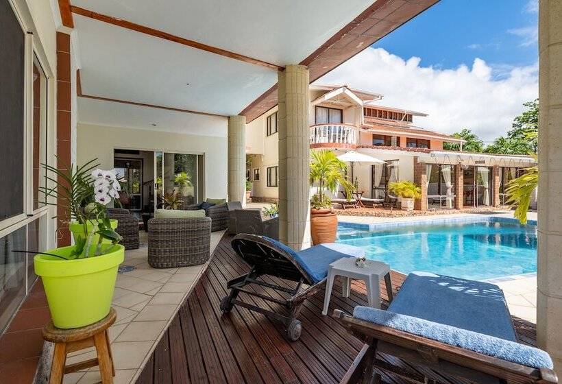 پانسیون Carana Hilltop Villa