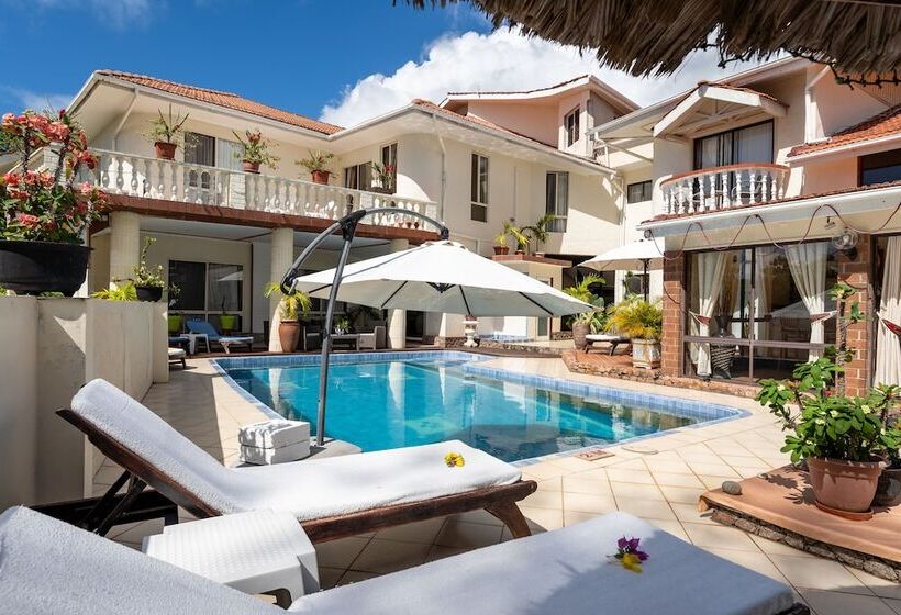 پانسیون Carana Hilltop Villa