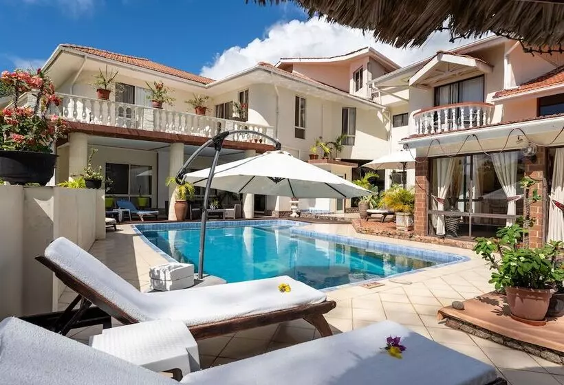 پانسیون Carana Hilltop Villa