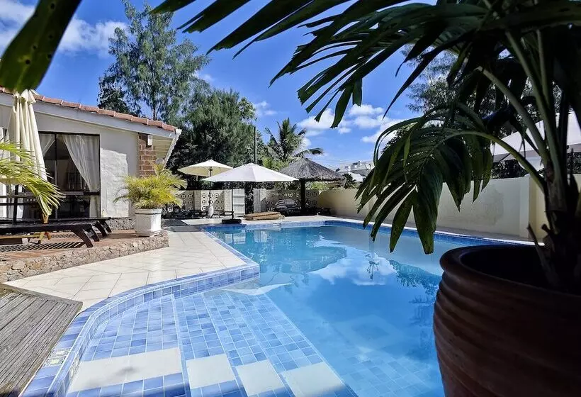 پانسیون Carana Hilltop Villa