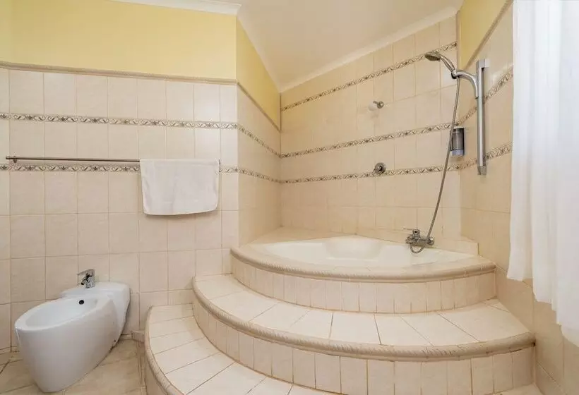 پانسیون Carana Hilltop Villa