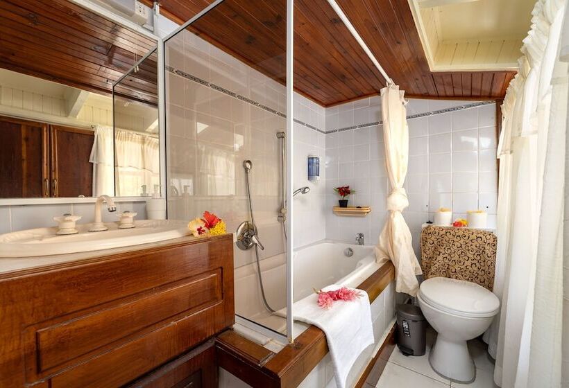 پانسیون Carana Hilltop Villa