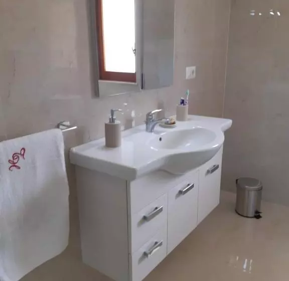 Majatalo Cesare S Guests Acitrezza