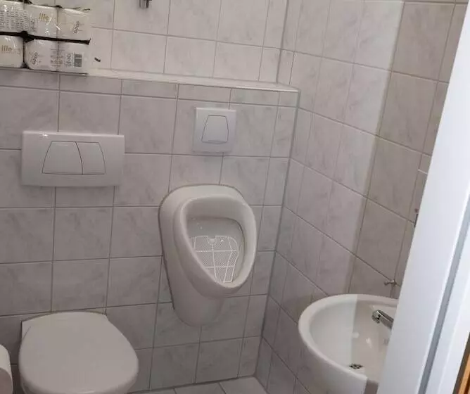 Retkeilymaja Messezimmer Ab Apartments