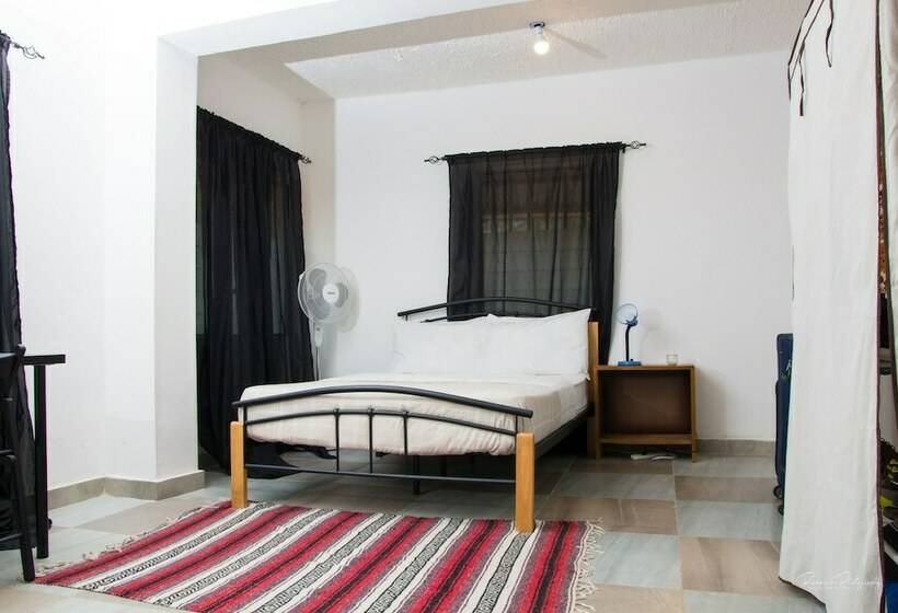 تختخواب و صبحانه Eastwest Hospitality