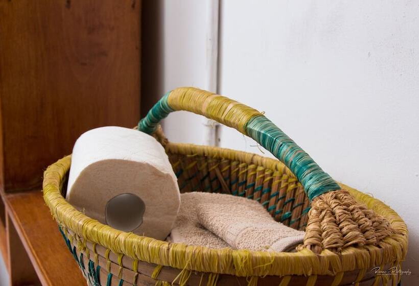 تختخواب و صبحانه Eastwest Hospitality