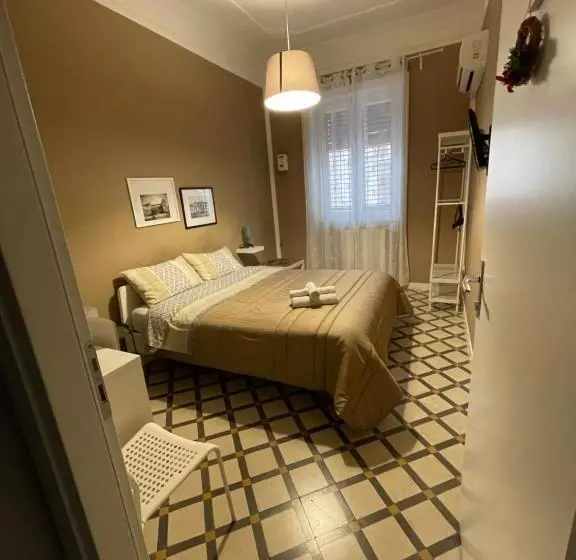 تختخواب و صبحانه Jennys Place