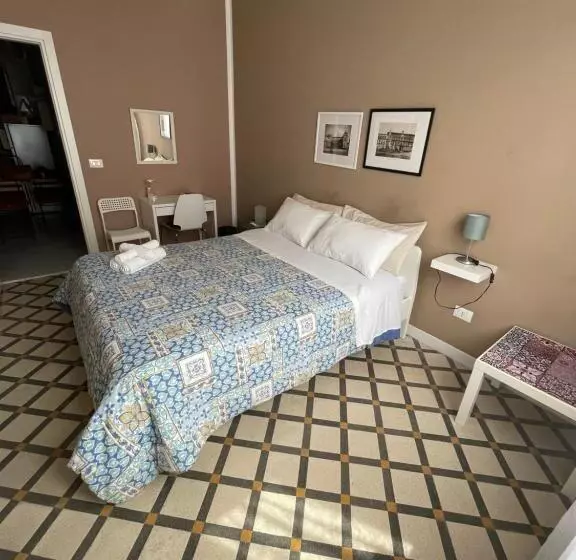 تختخواب و صبحانه Jennys Place