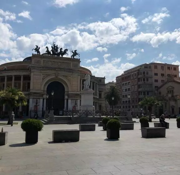 تختخواب و صبحانه Liberty Palace