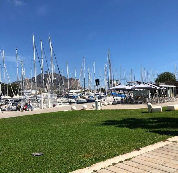 تختخواب و صبحانه Liberty Palace