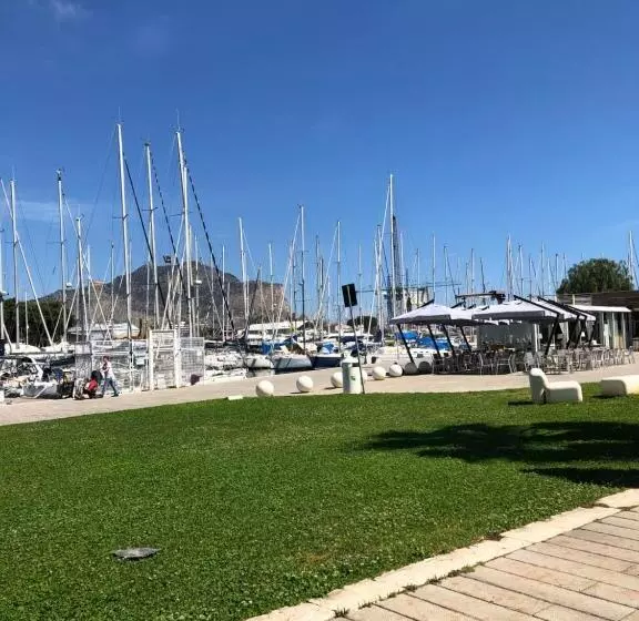 تختخواب و صبحانه Liberty Palace