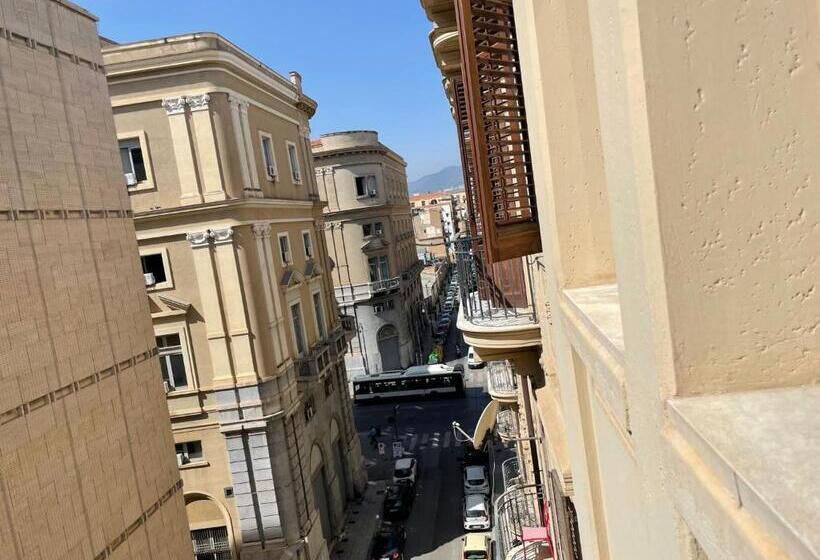 تختخواب و صبحانه Liberty Palace