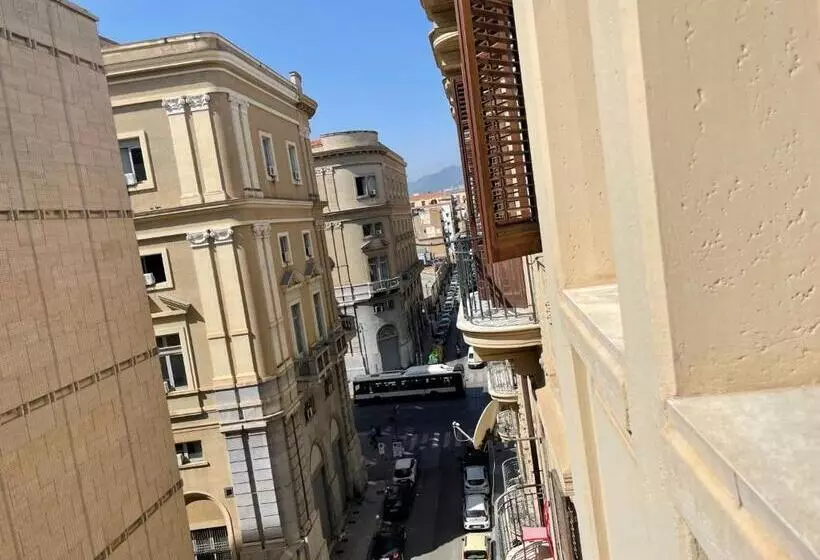 تختخواب و صبحانه Liberty Palace