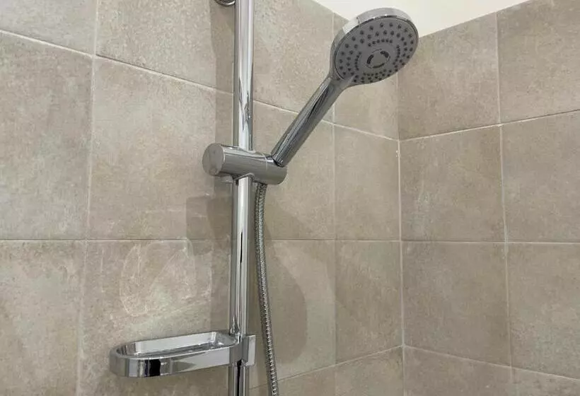 تختخواب و صبحانه Liberty Palace