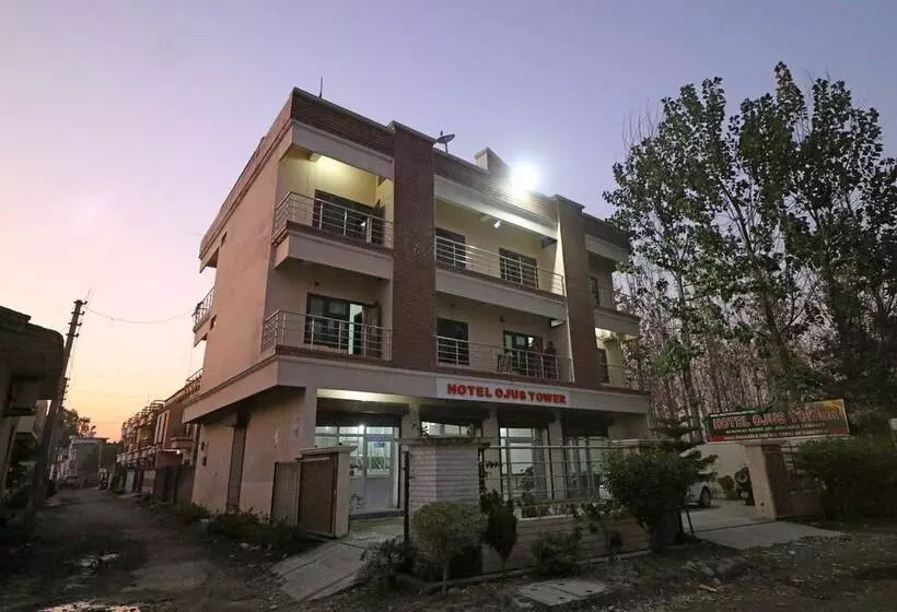 ホテル Ojus Tower By Oyo Rooms