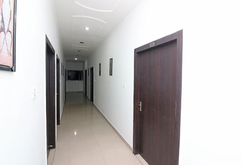 בית מלון כפרי Ojus Tower By Oyo Rooms