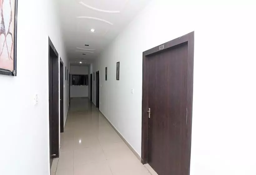 ホテル Ojus Tower By Oyo Rooms