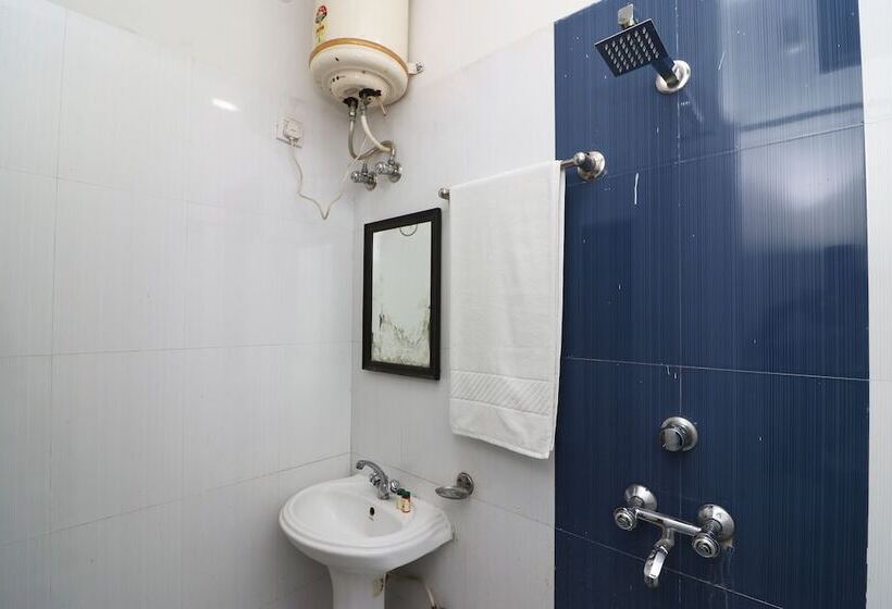 בית מלון כפרי Ojus Tower By Oyo Rooms