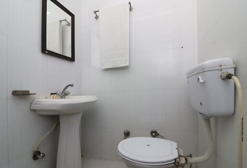 בית מלון כפרי Ojus Tower By Oyo Rooms