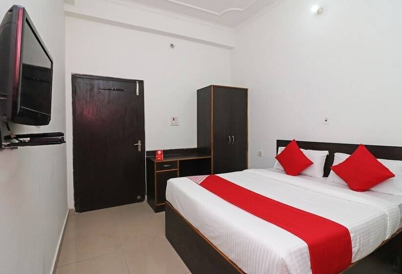 בית מלון כפרי Ojus Tower By Oyo Rooms