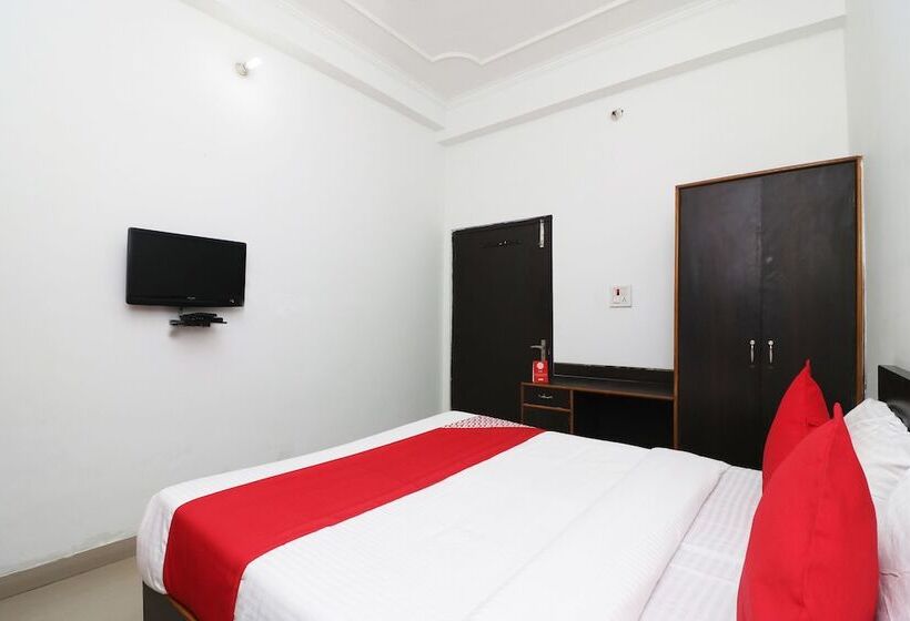 בית מלון כפרי Ojus Tower By Oyo Rooms