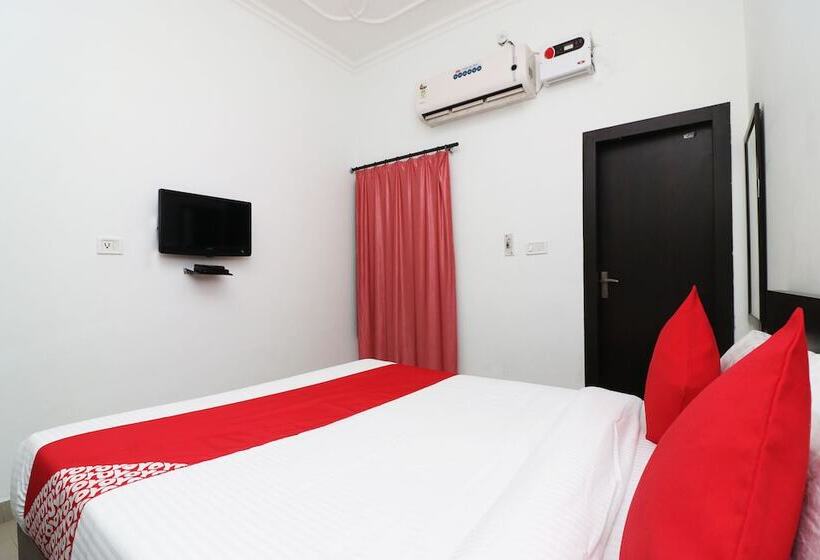 בית מלון כפרי Ojus Tower By Oyo Rooms