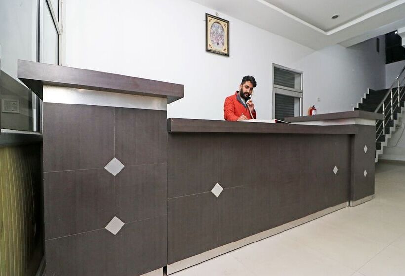 בית מלון כפרי Ojus Tower By Oyo Rooms