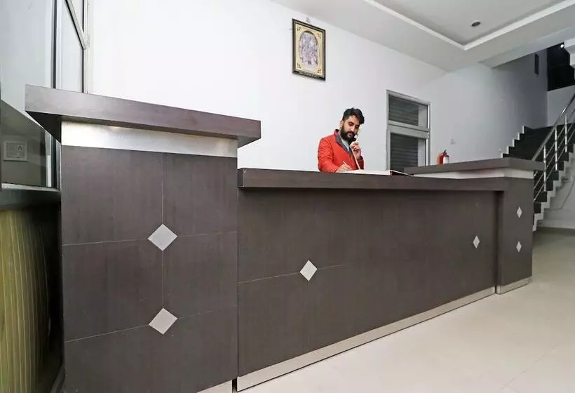 ホテル Ojus Tower By Oyo Rooms