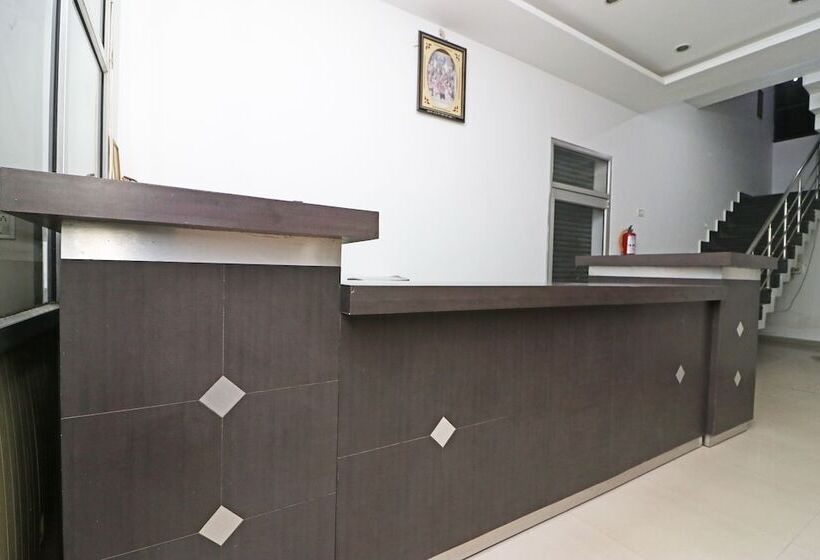 בית מלון כפרי Ojus Tower By Oyo Rooms